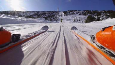 滑雪滑雪电梯低角视图<strong>滑雪板</strong>靴子雪